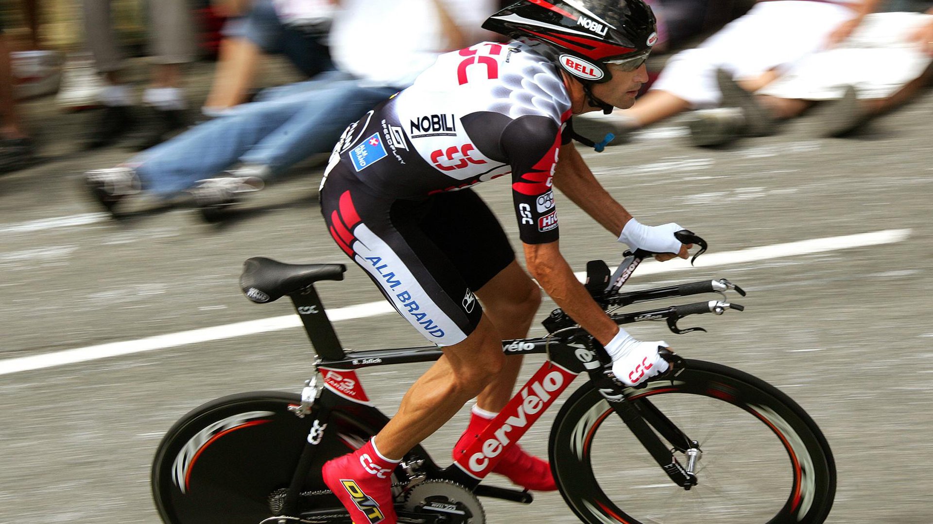 杜兰特F1首秀？北京男篮主场竟现神秘联动，跨界风暴席卷体坛