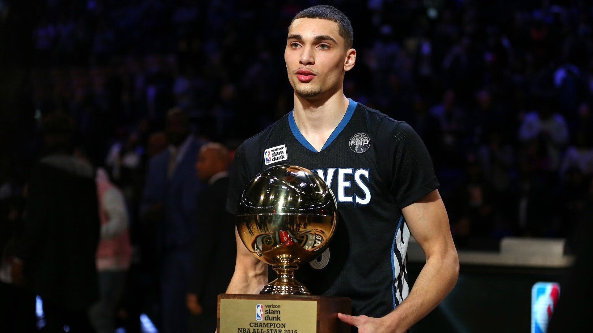 从黑马到王者仅差0.2秒!F1新赛季揭幕夜,切特用一记教科书级超车点燃全球